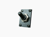 Alipaineistaja - Uusitussa mallissa katkaisija on vaihdettavissa, kun ensin irroittaa neljällä ruuvilla kiinnitetyn laipan.